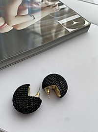 Siyah taşlı şık küpe