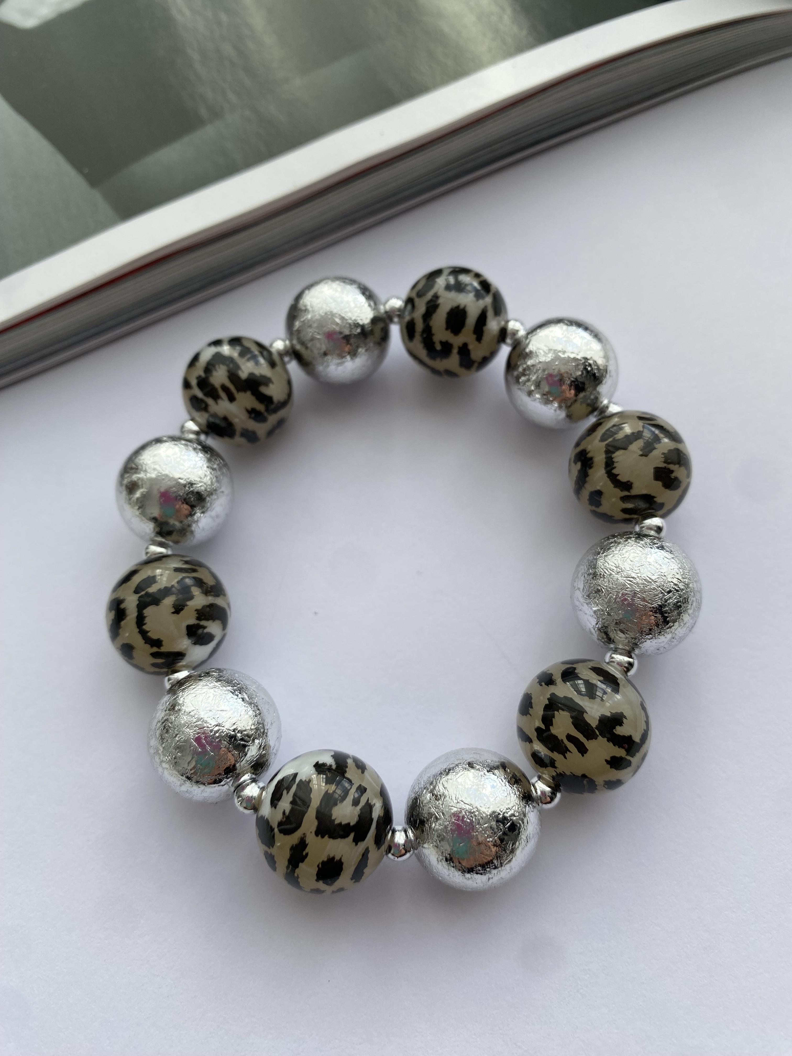 Lastikli gümüş leopar detaylı bileklik