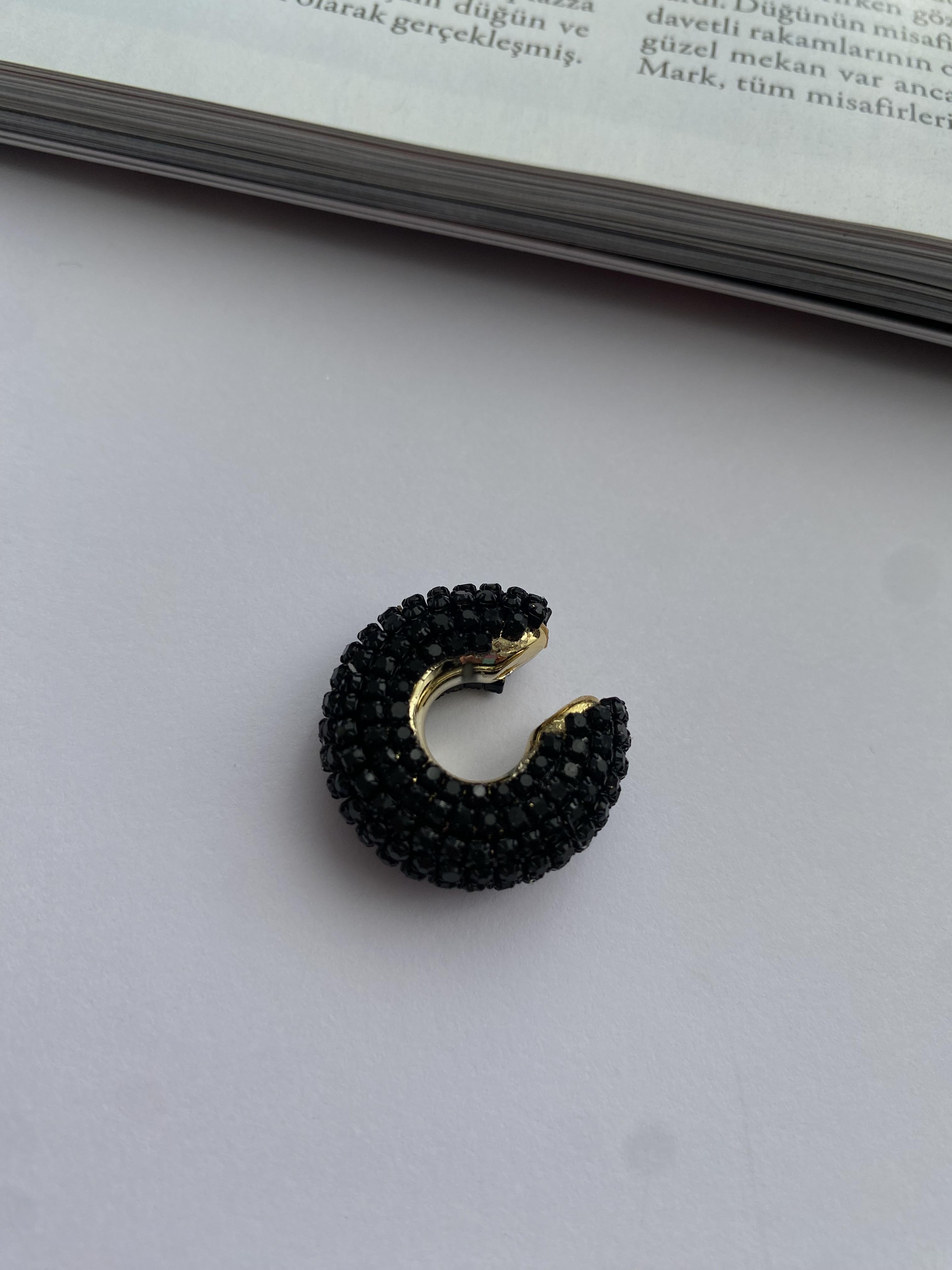 Siyah taş detaylı earcuff