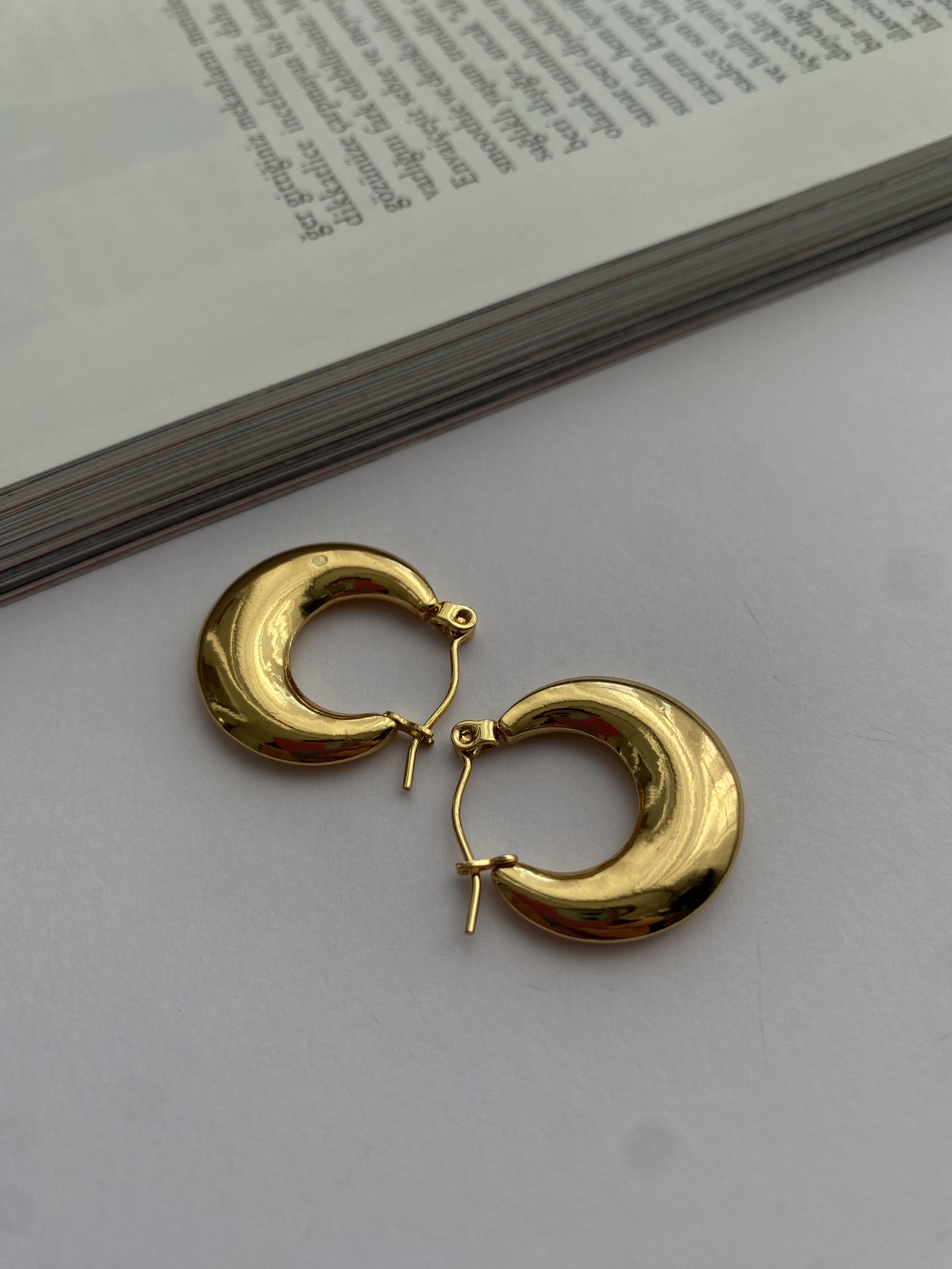 Yarım ay şeklinde gold küpe