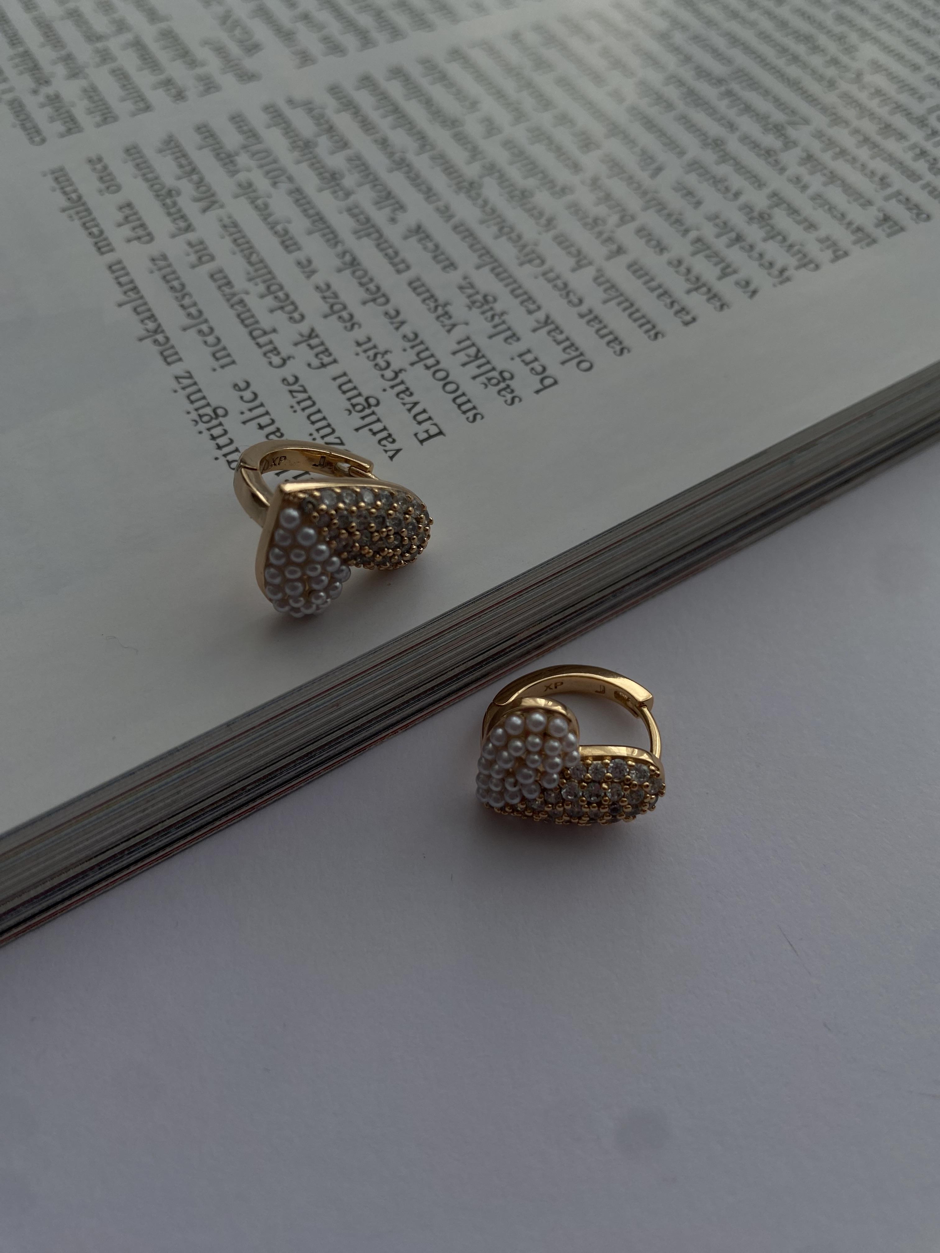 İnci ve taşlı kalpli küpe